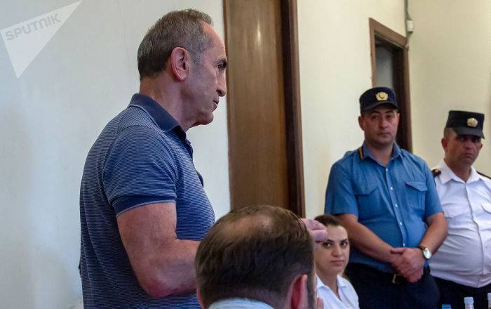 Роберт Кочарян - Роберт К - Роберт Кочарян прибыл к зданию следственного изолятора СНБ Армении - ru.armeniasputnik.am - Армения