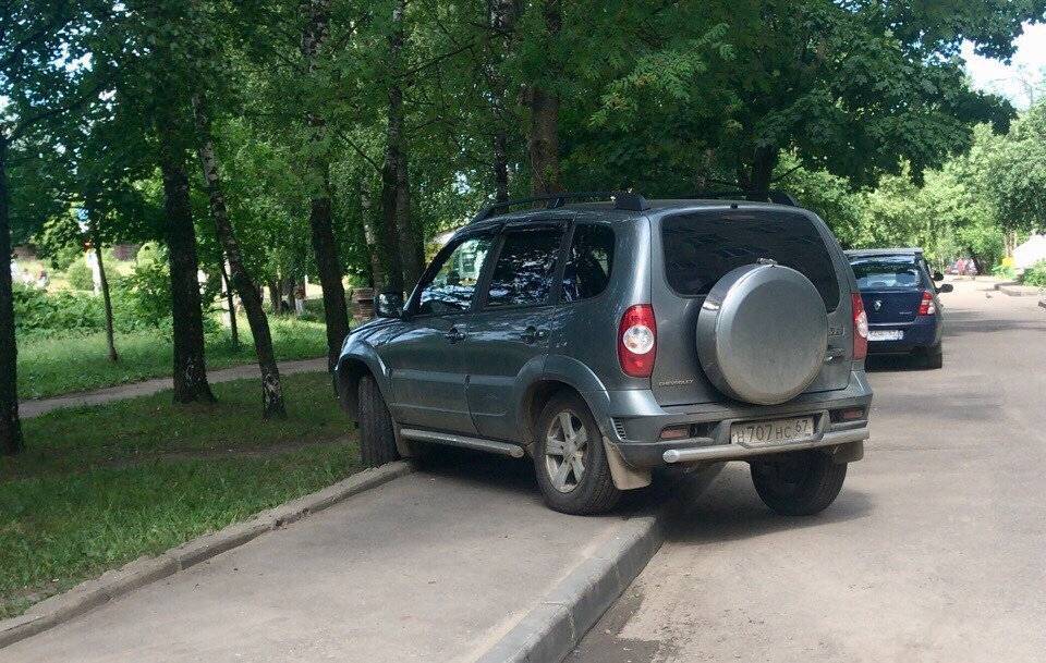 В Смоленске мода на “кривую” парковку набирает обороты - readovka.ru - Смоленск