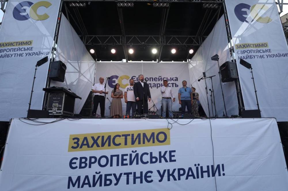 Петр Порошенко - Святослав Цеголко - Во Львовской области экс-президента Порошенко «радушно» встретили дымовыми шашками - news-front.info - Украина - Львовская обл.