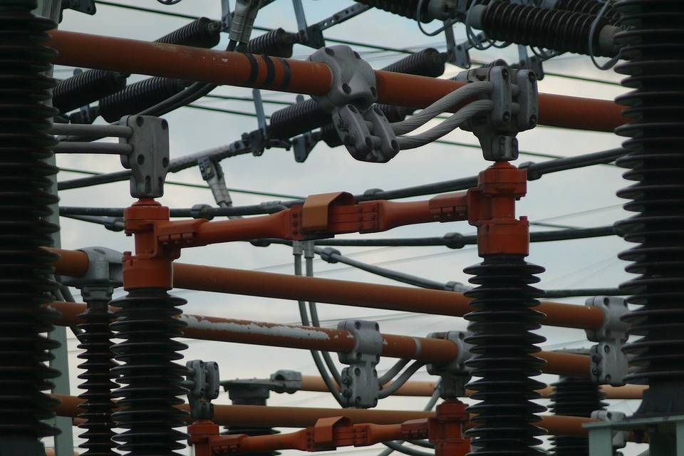 Астраханец срезал кабель с подстанции через дыру в заборе - astravolga.ru - Астрахань - район Ленинский