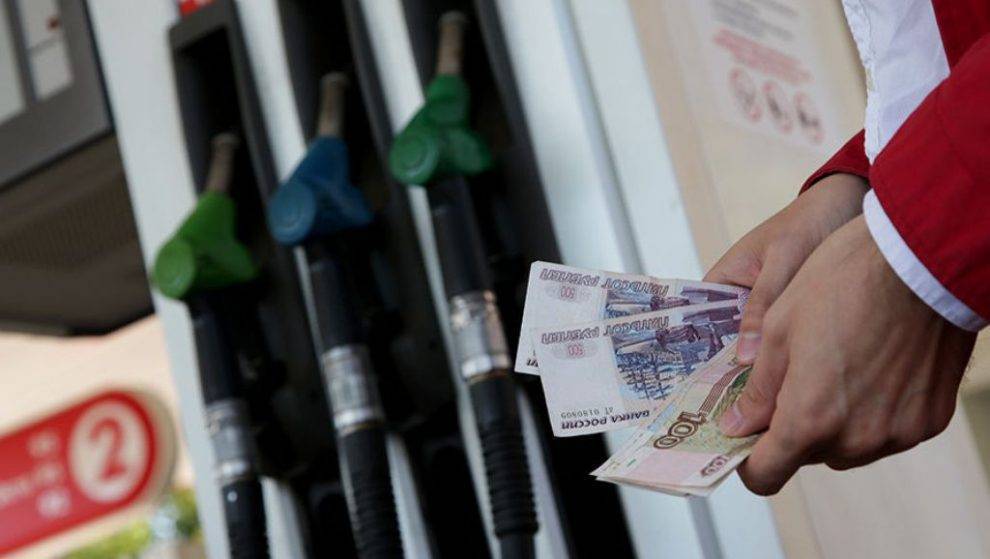 Сергей Хестанов - Цена на бензин в России может вырасти до 120 рублей за литр - gorodglazov.com - Россия