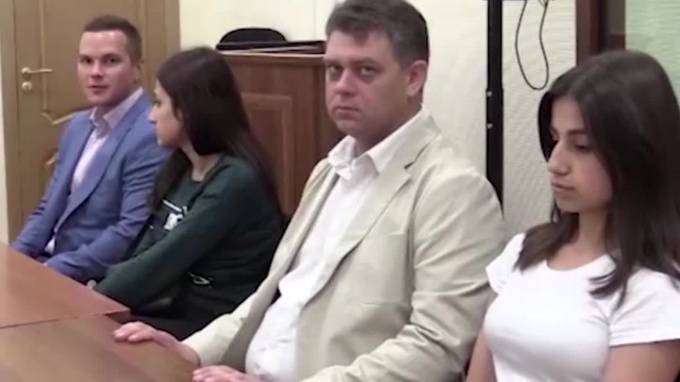 Михаил Хачатурян - Суд продлил до конца июля арест сестрам Хачатурян - piter.tv - Москва