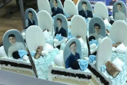 Олег Гуменюк - Российским выпускникам подарили торт в виде надгробий - lenta.ru - Красноярск - Владивосток