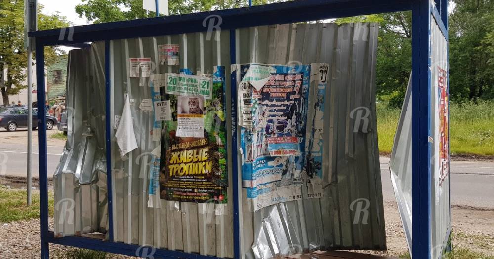 Смоленские вандалы раскурочили остановку под носом у отделения полиции - readovka.ru - Смоленск