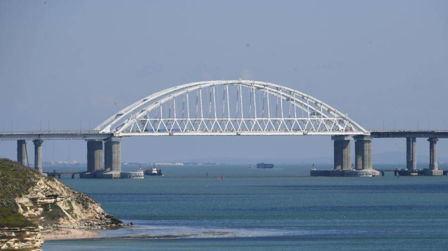 Водитель BMW разогнался на Крымском мосту до 243 км/ч - iz.ru - Крым