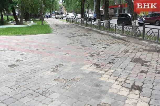 Разбитую тротуарную плитку на улице Советской в Сыктывкаре заменит асфальт - bnkomi.ru - респ. Коми