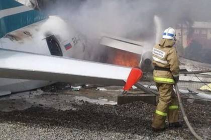 Аварийно приземлившийся в Нижнеангарске Ан-24 полностью сгорел - lenta.ru - Нижнеангарск