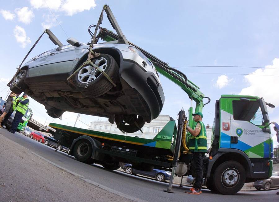 Porsche и Bentley чаще всего эвакуируют в Москве за неправильную парковку - m24.ru