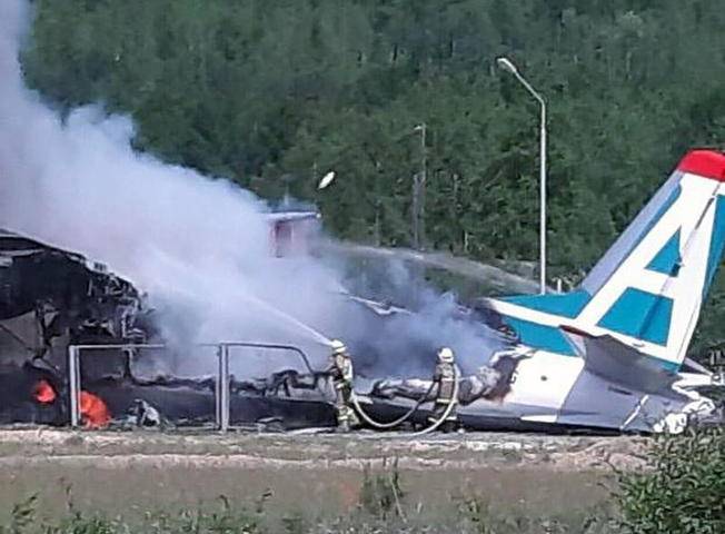 Два человека погибли и 22 пострадали при жесткой посадке Ан-24 в Бурятии - vm.ru - Улан-Удэ - респ.Бурятия - Нижнеангарск