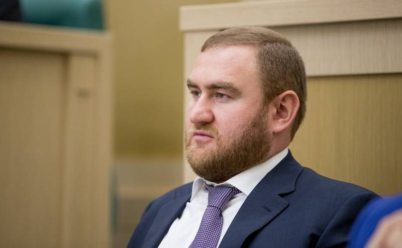 Рауф Арашуков - Сенатора Арашукова обвинили в заказном убийстве из-за плевка в портрет - topcor.ru