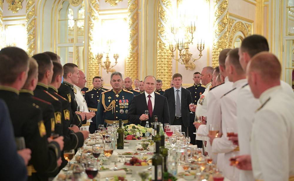Сергей Шойгу - Владимир Путин - Путин поднял тост за офицеров и великую Россию - tvc.ru