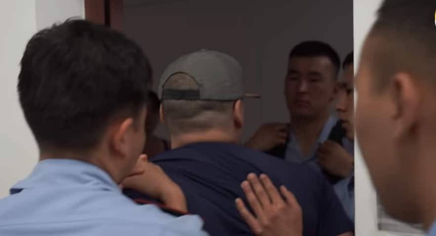 Изнасилование на Медеу: подозреваемый устроил дебош в зале суда (видео) - nur.kz - Алма-Ата