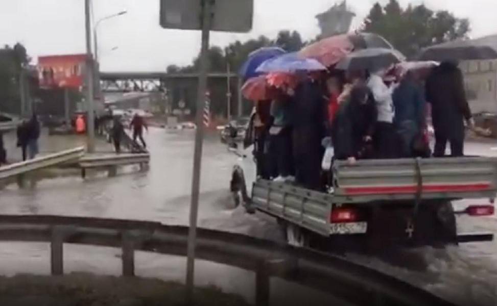 Шереметьево не будет откладывать рейсы из-за затопления дороги к аэропорту - m24.ru - Москва