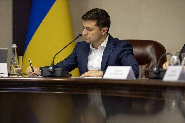 Владимир Зеленский - Зеленский выдал паспорта 14 иностранцам, воевавшим на Донбассе за Киев - aif.ru - Украина - Киев - Донбасс
