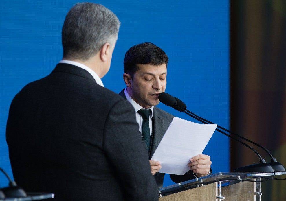 Владимир Зеленский - Петр Порошенко - Воины в восторге! Зеленский сделал за месяц то, о чем Порошенко врал 5 лет - elise.com.ua - Украина
