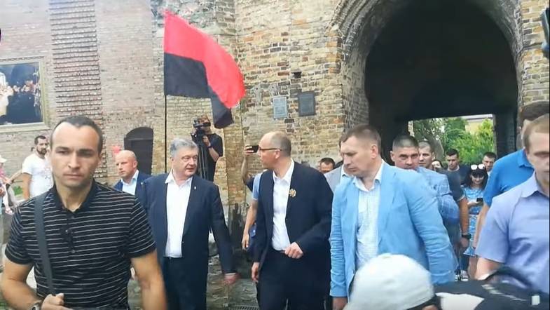 Петр Порошенко - Порошенко во время митингов лично «перевоспитывает» недовольных: таким как ты тут не место - news-front.info - Россия - Луцк - Волынская обл.