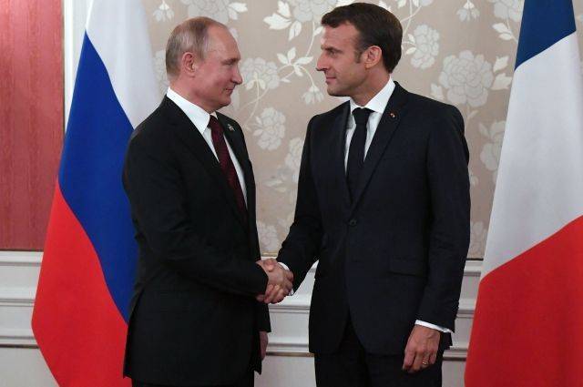 Владимир Зеленский - Владимир Путин - Дмитрий Песков - Владислав Сурков - Эммануэль Макрон - Юрий Ушаков - Kevin Lamarque - Макрон предложил Путину встречу в «нормандском формате» - aif.ru - Москва - Россия - Украина - Германия - Франция - Берлин