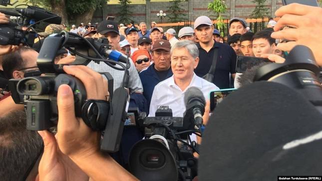 Алмазбек Атамбаев - Сооронбай Жээнбеков - Атамбаев заявил, что не признает легитимным президентство Жээнбекова - dialog.tj