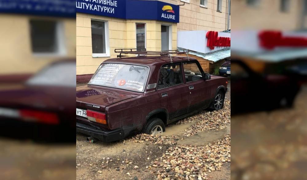 Смоленские водители вытаскивали автомобили из глубокой ямы - readovka.ru