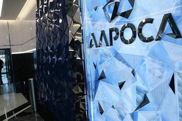 Анна Безрукова - АЛРОСА озвучила ущерб алмазной отрасли от подделок - moneytimes.ru - Россия