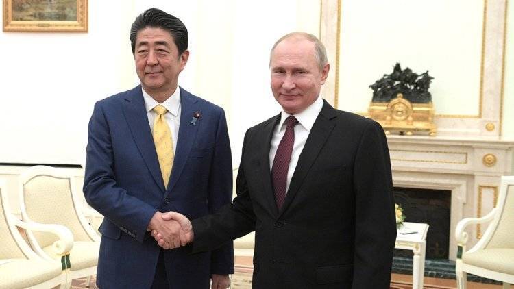 Владимир Путин - Синдзо Абэ - Путин и Абэ на переговорах обсудят заключение мирного договора - polit.info - Россия - Япония