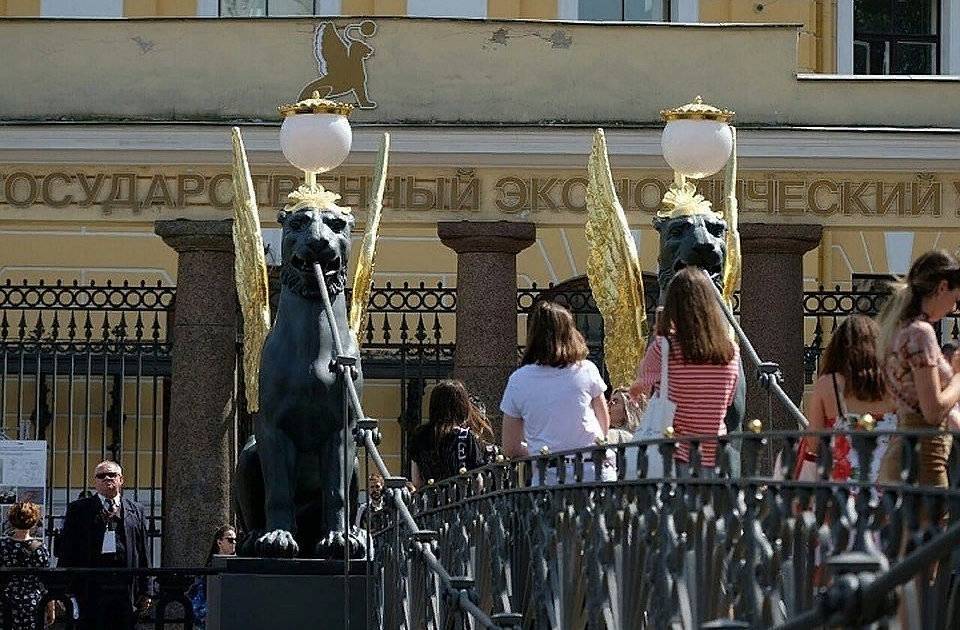 Не прошло и десяти дней. Вандалы испортили недавно отреставрированную достопримечательность Санкт-Петербурга - readovka.news - Россия - Санкт-Петербург