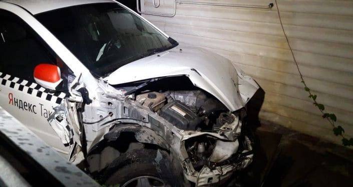Снесли забор, врезались в дом: ДТП с участием такси и Land Cruiser произошло в Алматы (фото) - nur.kz - Казахстан - Алма-Ата