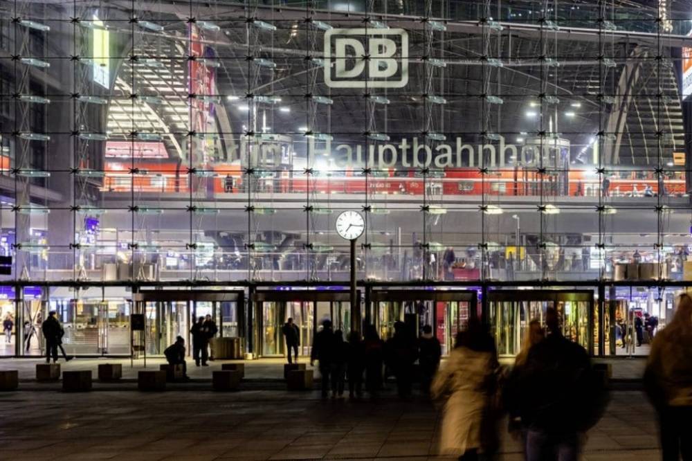 Берлин - На берлинском вокзале женщина устроила охоту с молотком и ножницами - germania.one - Берлин - Нападение