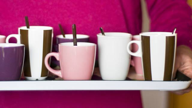 королева Марья - Ученые заявили, что пить по 25 чашек кофе в день безопасно для здоровых людей - ren.tv - Лондон