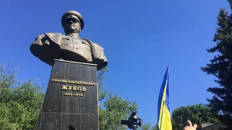 Геннадий Кернес - Георгий Жуков - Виталий Хомутынник - Мэр Харькова пообещал восстановить снесенный националистами бюст Георгию Жукову - 5-tv.ru - Украина - Харьков
