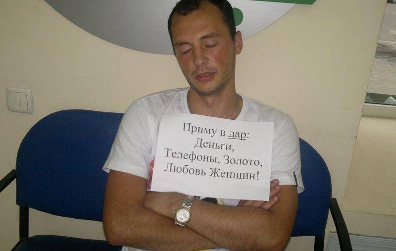 Смоленский “альфонс” запустил руки в “карман” женщины - readovka.ru