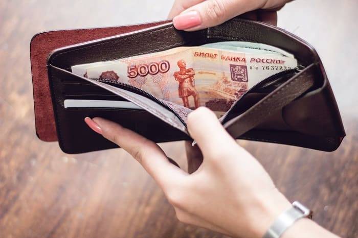 На Камчатке женщина расплачивается чужой банковской картой - 7info.ru - Елизово