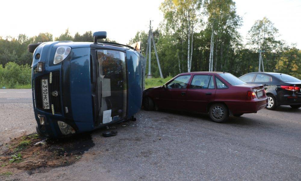 Газель опрокинулась и придавила легковушку под Тверью - 7info.ru - Тверская обл. - район Калининский - Орша