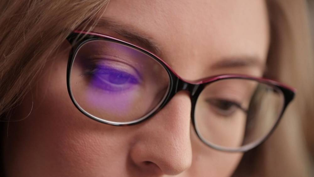 «Без шума и пыли»: компания Essilor создала линзы, защищающие глаза с помощью нанотехнологий - russian.rt.com