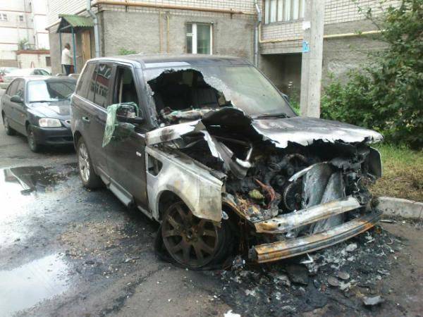 Внедорожник и легковушка загорелись посреди ночи на улице Рыленкова - readovka.ru - Смоленск