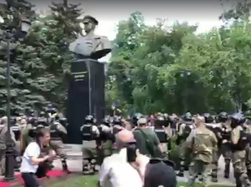 Владимир Зеленский - Юлия Мендель - Георгий Жуков - Зеленский жестко ответил на снос бюста Жукова в Харькове - vestirossii.com - Украина - Харьков