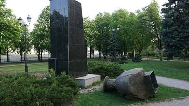 Владимир Зеленский - Юлия Мендель - Георгий Жуков - Зеленский отреагировал на снос бюста Жукова в Харькове - ren.tv - Украина - Харьков