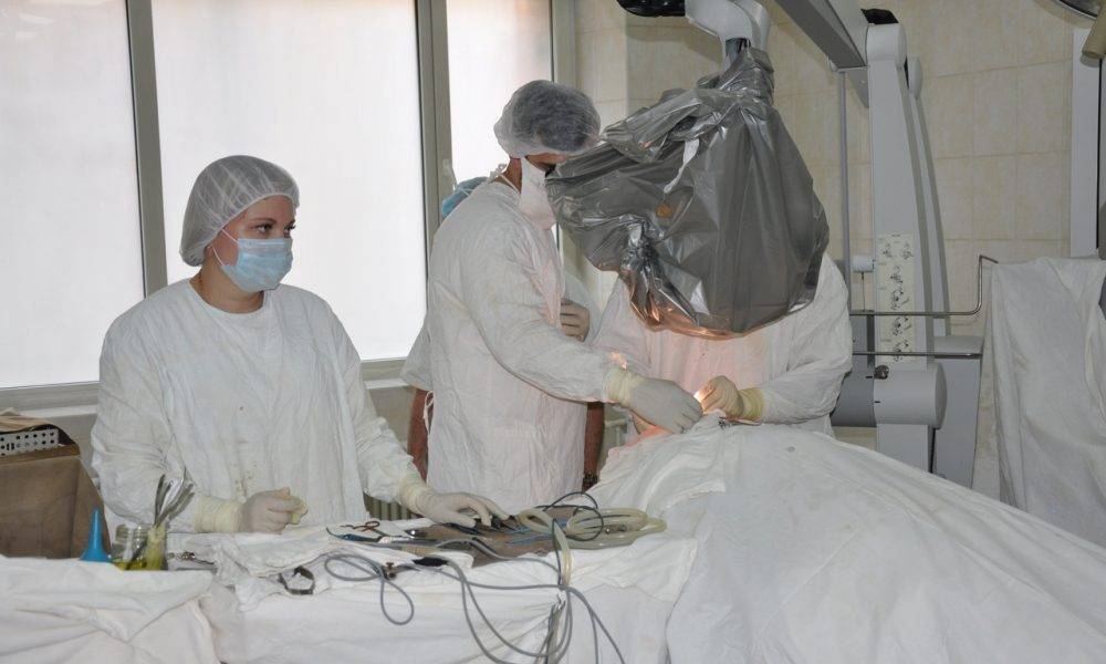 Дмитрий Хубезов - Рязанские врачи сшили две миллиметровые артерии в мозгу пациента, перенесшего инсульт - 7info.ru - Рязанская обл.