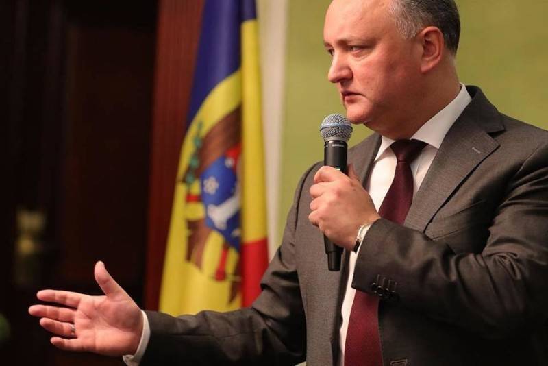 Игорь Додон - Украину призвали продолжить политику «нерукоподаванности» в отношении молдавского президента | Политнавигатор - politnavigator.net - Украина - Киев - Крым - Молдавия