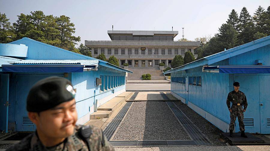 Дональд Трамп - Ким Ченын - Мун Чжэин - Трамп посетит демилитаризованную зону между Кореями - iz.ru - Южная Корея - США - КНДР - Ханой