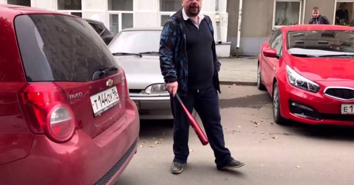 Мужчина избил прохожего на крыльце супермаркета - readovka.ru - Россия - Смоленская обл.