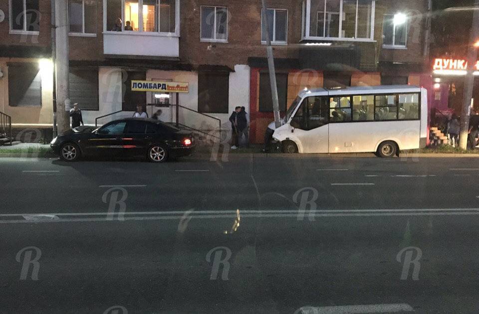 Виновник жёсткой аварии с маршруткой в центре Смоленска попытался скрутить номера - readovka.ru - Смоленск