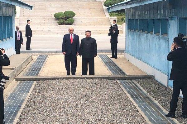 Дональд Трамп - Ким Ченын - Trump - Трамп и Ким Чен Ын впервые встретились в буферной зоне на границе двух Корей - govoritmoskva.ru - Южная Корея - США - КНДР - Сингапур - Ханой