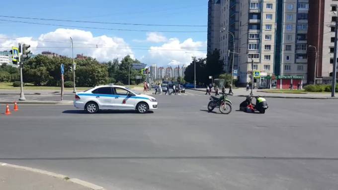 Видео: в Петербурге произошло ДТП с участием мотоциклиста - piter.tv