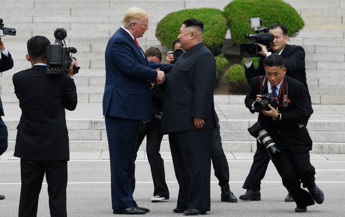 Дональд Трамп - Ким Ченын - Стефани Гришэм - Пресс-секретарь Трампа пострадала в драке журналистов во время встречи лидеров США и КНДР - ru.armeniasputnik.am - Южная Корея - США - КНДР