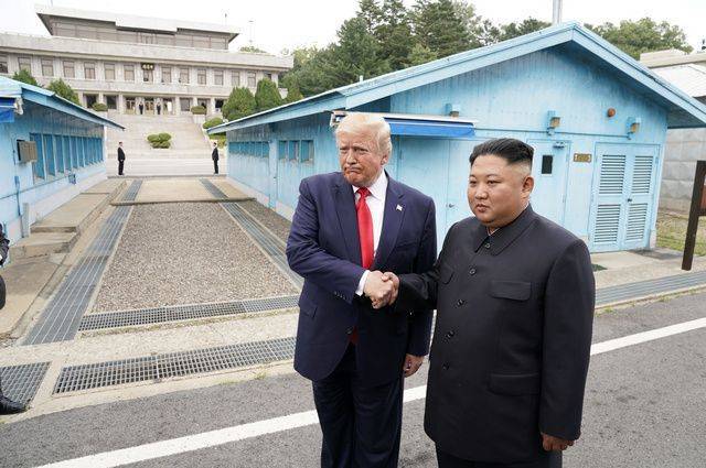 Дональд Трамп - Ким Ченын - Мун Чжэин - Трамп и Ким Чен Ын встретились на границе между двух Корей - aif.ru - Южная Корея - США - КНДР - Пхеньян - Сингапур - Ханой
