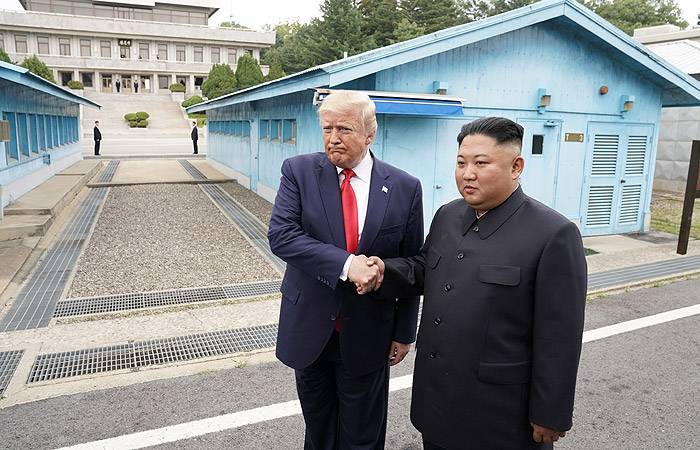 Дональд Трамп - Ким Ченын - Трамп первым из президентов США ступил на территорию КНДР - theins.ru - Южная Корея - США - Вашингтон - КНДР