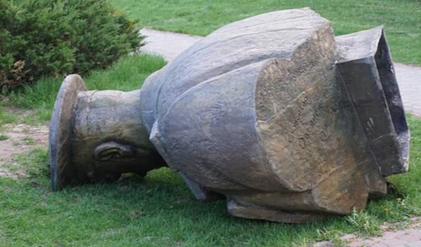 Владимир Зеленский - Юлия Мендель - Георгий Жуков - Вину за снос бюста Жукова команда Зеленского возложила на Порошенко - eadaily.com - Украина - Харьков