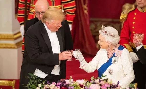 Дональд Трамп - Елизавета II - Трамп допустил оплошность при произнесении тоста в честь Елизаветы II на ужине в Букингемском дворце - ren.tv - США - Англия - Лондон