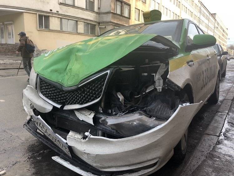 Автомобильная авария с участием такси произошла в Иркутске - inforeactor.ru - Иркутск